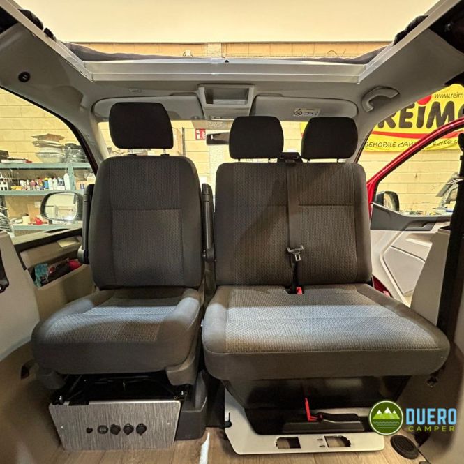Instalación de base giratoria para asiento doble delantero